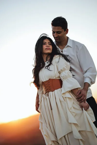 Joyce e Paulo Vinícius abraçados, ela olhando ao longe